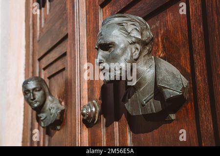 Dirige des sculptures sur la porte principale de St. Basilique Marie à Cracovie, Pologne. Gros plan. Banque D'Images