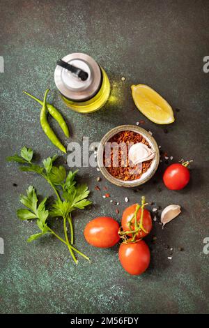 Alimentation saine alimentation végétarienne. Diverses herbes et épices pour cuisiner sur fond sombre. Vue de dessus. Banque D'Images