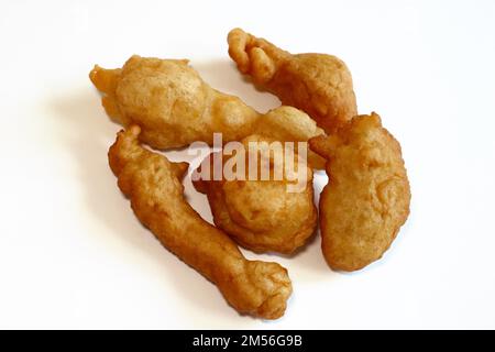 Beignets siciliens traditionnels italiens frits en friture de légumes huile Banque D'Images