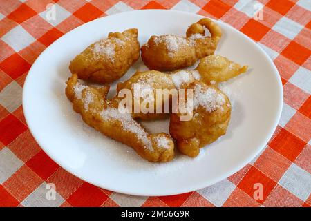 Beignets siciliens traditionnels italiens frits en friture de légumes huile Banque D'Images