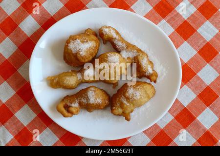 Beignets siciliens traditionnels italiens frits en friture de légumes huile Banque D'Images