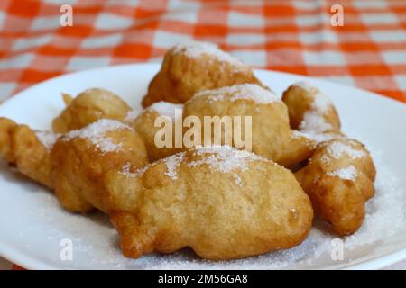 Beignets siciliens traditionnels italiens frits en friture de légumes huile Banque D'Images