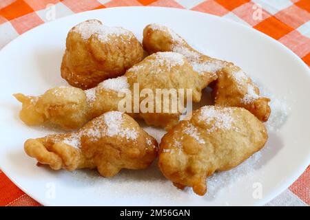 Beignets siciliens traditionnels italiens frits en friture de légumes huile Banque D'Images