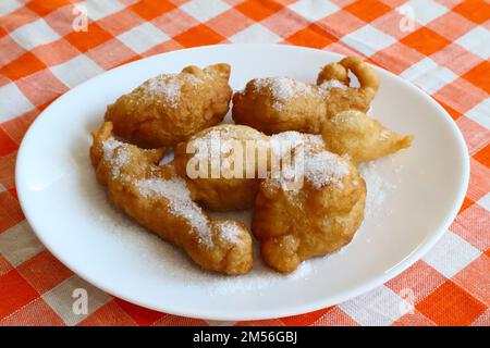 Beignets siciliens traditionnels italiens frits en friture de légumes huile Banque D'Images