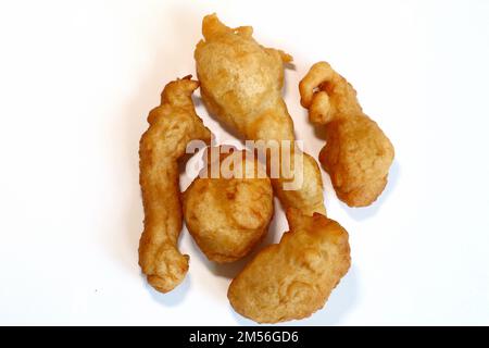 Beignets siciliens traditionnels italiens frits en friture de légumes huile Banque D'Images