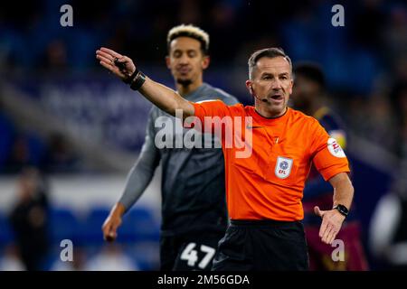 Cardiff, Royaume-Uni. 26th décembre 2022. Match l'arbitre Keith Stroud pendant la première moitié. Match de championnat EFL Skybet, Cardiff City et Queens Park Rangers au Cardiff City Stadium à Cardiff, pays de Galles, le lendemain de Noël, lundi 26th décembre 2022. Cette image ne peut être utilisée qu'à des fins éditoriales. Utilisation éditoriale uniquement, licence requise pour une utilisation commerciale. Aucune utilisation dans les Paris, les jeux ou les publications d'un seul club/ligue/joueur. photo par Lewis Mitchell/Andrew Orchard sports photographie/Alamy Live News crédit: Andrew Orchard sports photographie/Alamy Live News Banque D'Images