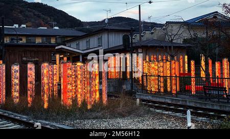 Gare au quartier Arashiyama à Kyoto, illuminés par des lumières artistique moderne Banque D'Images