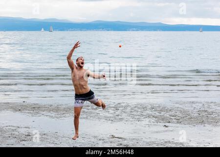 Split, Croatie. 26th décembre 2022. Les gens jouent un jeu de balle traditionnel de picigin à Bacvice Beach à Split, Croatie sur 26 décembre 2022. Photo: Miroslav Lelas/PIXSELL crédit: Pixsell/Alay Live News Banque D'Images