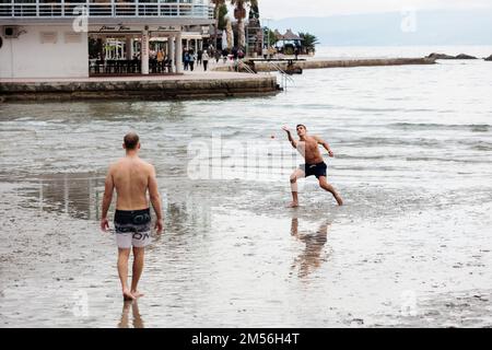 Split, Croatie. 26th décembre 2022. Les gens jouent un jeu de balle traditionnel de picigin à Bacvice Beach à Split, Croatie sur 26 décembre 2022. Photo: Miroslav Lelas/PIXSELL crédit: Pixsell/Alay Live News Banque D'Images