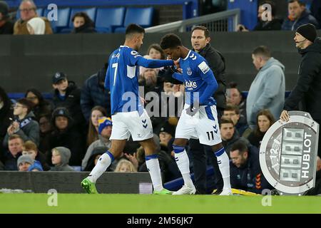 Everton, Royaume-Uni. 26th décembre 2022. Frank Lampard, le gérant d'Everton, se présente sous le nom de Demarai Gray d'Everton (11), qui remplace Dwight McNeil d'Everton. Match de la Premier League, Everton contre Wolverhampton Wanderers à Goodison Park à Liverpool le lendemain de Noël, le lundi 26th décembre 2022. Cette image ne peut être utilisée qu'à des fins éditoriales. Utilisation éditoriale uniquement, licence requise pour une utilisation commerciale. Aucune utilisation dans les Paris, les jeux ou les publications d'un seul club/ligue/joueur. photo par Chris Stading/Andrew Orchard sports Photography/Alamy Live News crédit: Andrew Orchard sports Photography/Alamy Live News Banque D'Images