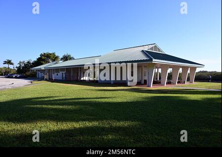 Royal Palm Visitor Centre dans le parc national des Everglades, Floride à partir de l'aire de stationnement. Banque D'Images