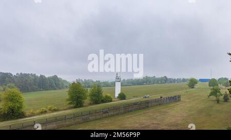 Geisa, Allemagne - 14 septembre 2022: Vue de pique-nique avec clôture métallique de la frontière depuis le poste de guet Alpha à Geisa à Thuringen en Allemagne Banque D'Images