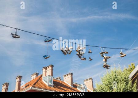 Les vieilles chaussures usées pendent des fils en slovénie Banque D'Images