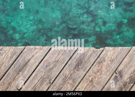 Arrière-plan marin. Ancienne jetée en bois et eau turquoise Banque D'Images