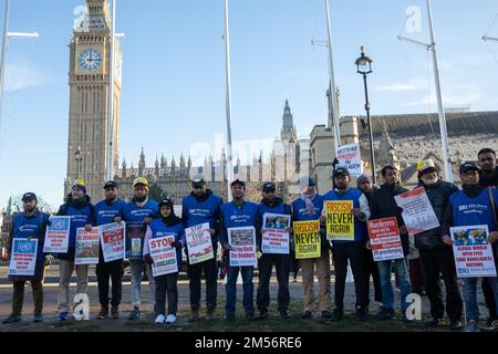 Londres, Royaume-Uni. 10th décembre 2022. Des membres de la communauté bangladaise protestent sur la place du Parlement en solidarité avec les manifestations qui ont lieu à Dhaka et dans d'autres villes du Bangladesh pour demander la démission du Premier ministre Sheikh Hasina. Les manifestants appellent à un gouvernement intérimaire en attendant de nouvelles élections au Bangladesh, car ils prétendent que les élections de 2018 ont été truquées. Crédit : Mark Kerrison/Alamy Live News Banque D'Images