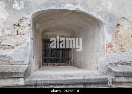 Fenêtre avec bars dans une ancienne forteresse abandonnée Banque D'Images