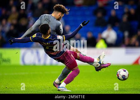 Cardiff, Royaume-Uni. 26th décembre 2022. KION Etete de Cardiff City avec un tir sur but. Match de championnat EFL Skybet, Cardiff City et Queens Park Rangers au Cardiff City Stadium à Cardiff, pays de Galles, le lendemain de Noël, lundi 26th décembre 2022. Cette image ne peut être utilisée qu'à des fins éditoriales. Utilisation éditoriale uniquement, licence requise pour une utilisation commerciale. Aucune utilisation dans les Paris, les jeux ou les publications d'un seul club/ligue/joueur. photo par Lewis Mitchell/Andrew Orchard sports photographie/Alamy Live News crédit: Andrew Orchard sports photographie/Alamy Live News Banque D'Images