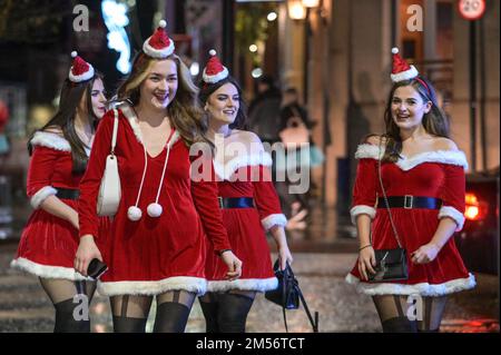 King Street, Wigan, 26 décembre 2022. - Les fêtards dans diverses robes de fantaisie ont frappé les rues de Wigan le soir du lendemain de Noël dans l'événement annuel infâme qui est ouvert à toutes les idées sans thème. Les fêtards vêtus de tenues hilarantes ont frappé King Street et Wallgate qui abrite de nombreuses boîtes de nuit et bars. La police du Grand Manchester a regardé pendant que le chaos s'ensuivait. Crédit : arrêtez Press Media/Alamy Live News Banque D'Images