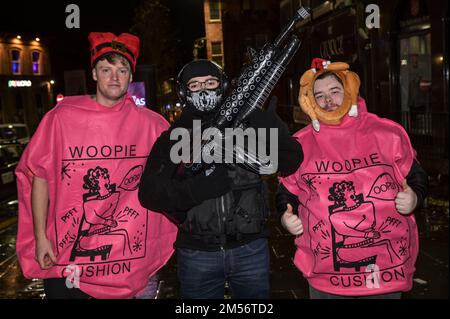 King Street, Wigan, 26 décembre 2022. - Les fêtards dans diverses robes de fantaisie ont frappé les rues de Wigan le soir du lendemain de Noël dans l'événement annuel infâme qui est ouvert à toutes les idées sans thème. Les fêtards vêtus de tenues hilarantes ont frappé King Street et Wallgate qui abrite de nombreuses boîtes de nuit et bars. La police du Grand Manchester a regardé pendant que le chaos s'ensuivait. Crédit : arrêtez Press Media/Alamy Live News Banque D'Images