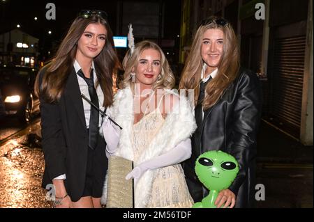 King Street, Wigan, 26 décembre 2022. - Les fêtards dans diverses robes de fantaisie ont frappé les rues de Wigan le soir du lendemain de Noël dans l'événement annuel infâme qui est ouvert à toutes les idées sans thème. Les fêtards vêtus de tenues hilarantes ont frappé King Street et Wallgate qui abrite de nombreuses boîtes de nuit et bars. La police du Grand Manchester a regardé pendant que le chaos s'ensuivait. Crédit : arrêtez Press Media/Alamy Live News Banque D'Images