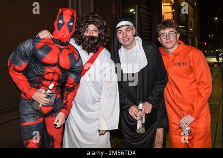 King Street, Wigan, 26 décembre 2022. - Les fêtards dans diverses robes de fantaisie ont frappé les rues de Wigan le soir du lendemain de Noël dans l'événement annuel infâme qui est ouvert à toutes les idées sans thème. Les fêtards vêtus de tenues hilarantes ont frappé King Street et Wallgate qui abrite de nombreuses boîtes de nuit et bars. La police du Grand Manchester a regardé pendant que le chaos s'ensuivait. Crédit : arrêtez Press Media/Alamy Live News Banque D'Images