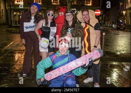 King Street, Wigan, 26 décembre 2022. - Les fêtards dans diverses robes de fantaisie ont frappé les rues de Wigan le soir du lendemain de Noël dans l'événement annuel infâme qui est ouvert à toutes les idées sans thème. Les fêtards vêtus de tenues hilarantes ont frappé King Street et Wallgate qui abrite de nombreuses boîtes de nuit et bars. La police du Grand Manchester a regardé pendant que le chaos s'ensuivait. Crédit : arrêtez Press Media/Alamy Live News Banque D'Images