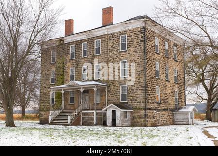 Utica, Illinois - États-Unis - 15 novembre 2022 : extérieur de l'hôtel historique Sulphur Springs, construit en 1849, à Utica, Illinois. Banque D'Images