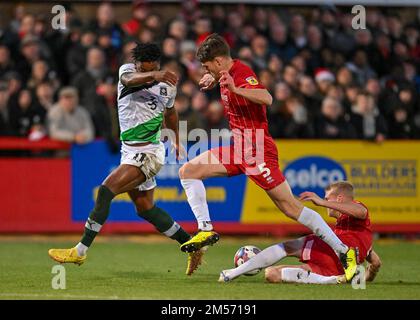 Cheltenham, Royaume-Uni. 26th décembre 2022. Plymouth Argyle avance Niall Ennis (11) batailles pour le ballon pendant la Sky Bet League 1 match Cheltenham Town vs Plymouth Argyle au Jonny-Rocks Stadium, Cheltenham, Royaume-Uni, 26th décembre 2022 (photo de Stanley Kasala/News Images) à Cheltenham, Royaume-Uni, le 12/26/2022. (Photo de Stanley Kasala/News Images/Sipa USA) crédit: SIPA USA/Alay Live News Banque D'Images