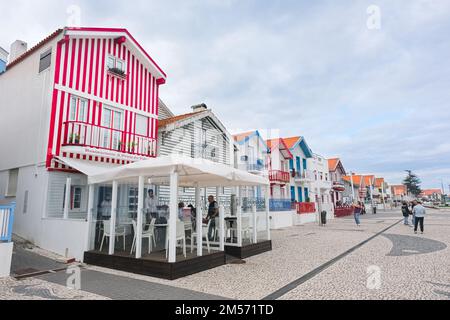 Vue sur la rue avec des maisons à rayures colorées typiques appelées Palheiros. Le Costa Nova do Prado est un village balnéaire situé sur la côte atlantique, près d'Aveiro. Banque D'Images