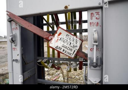 IZIUM, UKRAINE - 25 DÉCEMBRE 2022 - le panneau d'avertissement « haute tension » reste sur un transformateur détruit à Izium libéré de l'occupant russe, Khark Banque D'Images