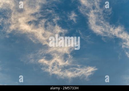 Une image détaillée des nuages cirrus blancs et wispy par rapport À Une image haute résolution ciel bleu de jour Banque D'Images