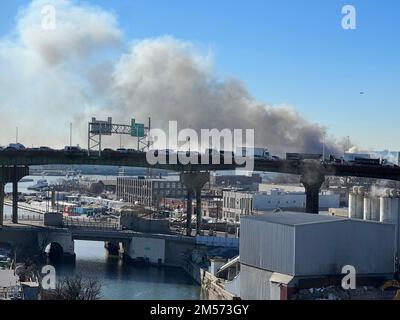 Le ciel rempli de fumée d'un incendie d'entrepôt domine l'autoroute Gowanus à Brooklyn, New York. Banque D'Images