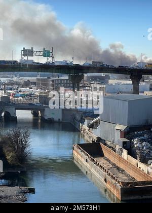 Le ciel rempli de fumée d'un incendie d'entrepôt domine l'autoroute Gowanus à Brooklyn, New York. Banque D'Images