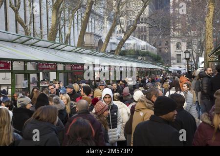 Une semaine avant Noël dans le centre-ville de Manhattan, une foule de gens se trouvent dans le village de vacances de Bryant Park. Banque D'Images