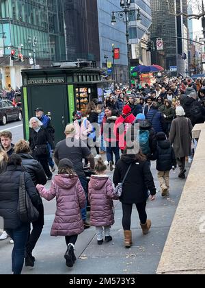 Des foules de npeople marchent le long de 42nd Street à Bryant Park entre 5th et 6th avenues dans le centre de Manhattan une semaine avant Noël pendant la période des fêtes. Banque D'Images