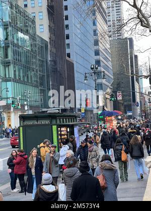 Des foules de npeople marchent le long de 42nd Street à Bryant Park entre 5th et 6th avenues dans le centre de Manhattan une semaine avant Noël pendant la période des fêtes. Banque D'Images