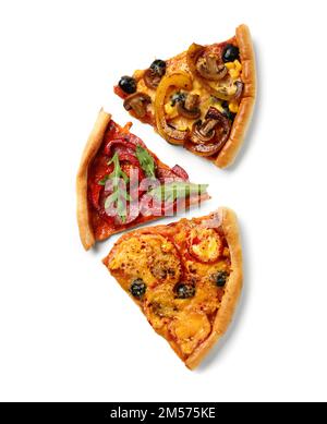 Différentes tranches de pizza sur fond blanc Banque D'Images