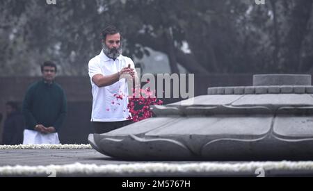 New Delhi, Inde. 26th décembre 2022. NEW DELHI, INDE - DÉCEMBRE 26 : le chef du Congrès Rahul Gandhi rend hommage au mémorial de l'ancien Premier ministre et de son père Rajiv Gandhi à son mémorial Veer Bhumi Sthal sur 26 décembre 2022 à New Delhi, Inde. L'ancien président du Congrès Rahul Gandhi a rendu hommage au Mahatma Gandhi et aux anciens premiers ministres, notamment Atal Bihari Vajpayee, Jawaharlal Nehru, Lal Bahadur Shastri, Indira Gandhi et Rajiv Gandhi, lors de leurs mémoriaux à New Delhi. (Photo de Raj K Raj/Hindustan Times/Sipa USA) Credit: SIPA USA/Alay Live News Banque D'Images