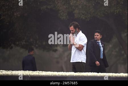 New Delhi, Inde. 26th décembre 2022. NEW DELHI, INDE - DÉCEMBRE 26 : le chef du Congrès Rahul Gandhi rend hommage au mémorial de l'ancien Premier ministre et de son père Rajiv Gandhi à son mémorial Veer Bhumi Sthal sur 26 décembre 2022 à New Delhi, Inde. L'ancien président du Congrès Rahul Gandhi a rendu hommage au Mahatma Gandhi et aux anciens premiers ministres, notamment Atal Bihari Vajpayee, Jawaharlal Nehru, Lal Bahadur Shastri, Indira Gandhi et Rajiv Gandhi, lors de leurs mémoriaux à New Delhi. (Photo de Raj K Raj/Hindustan Times/Sipa USA) Credit: SIPA USA/Alay Live News Banque D'Images