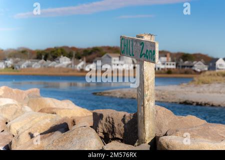 Photo relaxante, image d'un panneau en bois avec poste sur une plage avec de l'eau qui dit ZONE DE REFROIDISSEMENT. Banque D'Images