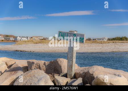 Photo relaxante, image d'un panneau en bois avec poste sur une plage avec de l'eau qui dit ZONE DE REFROIDISSEMENT. Banque D'Images