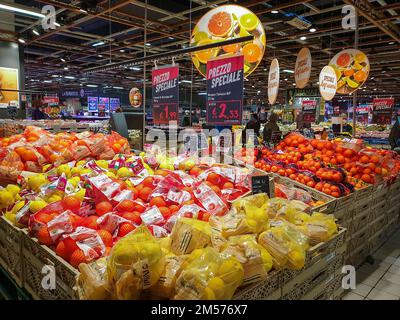 Bergame, Italie - 29 avril 2022: Sélection de nourriture dans le supermarché italien IPER. Banque D'Images