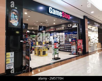 Bergame, Italie - 29 avril 2022: Gamestop boutique de jeux vidéo dans le centre commercial. Banque D'Images