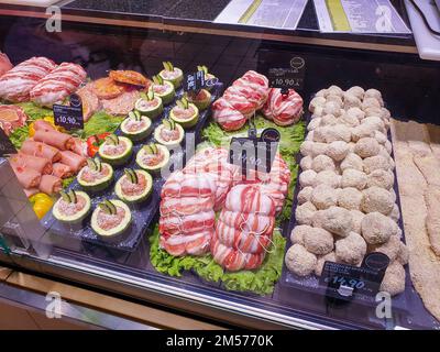 Bergame, Italie - 29 avril 2022: Sélection de nourriture dans le supermarché italien IPER. Présentation de viande et de veau frais. Banque D'Images