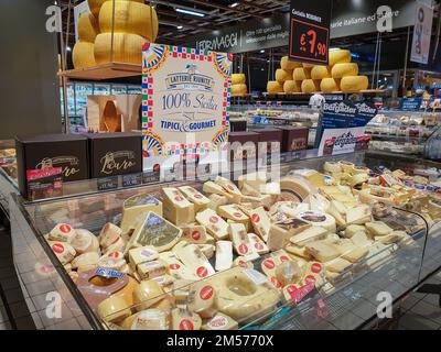 Bergame, Italie - 29 avril 2022: Sélection de nourriture dans le supermarché italien IPER. Exposition de fromage. Banque D'Images