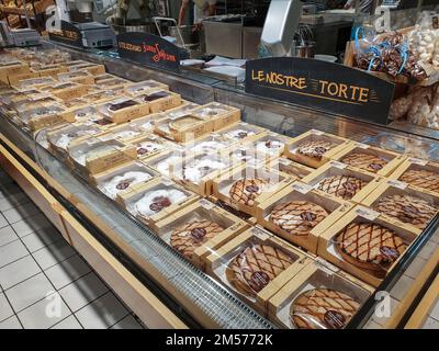 Bergame, Italie - 29 avril 2022: Sélection de nourriture dans le supermarché italien IPER. Banque D'Images