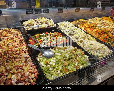 Bergame, Italie - 29 avril 2022: Sélection de nourriture dans le supermarché italien IPER. Présentation de salades fraîches. Banque D'Images