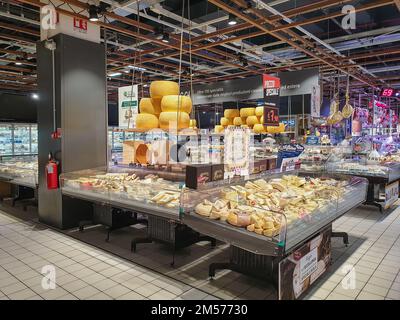 Bergame, Italie - 29 avril 2022: Sélection de nourriture dans le supermarché italien IPER. Exposition de fromage. Banque D'Images