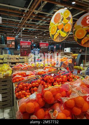 Bergame, Italie - 29 avril 2022: Sélection de nourriture dans le supermarché italien IPER. Banque D'Images