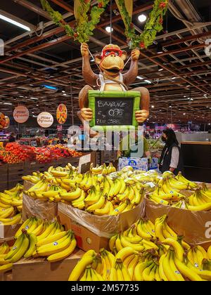 Bergame, Italie - 29 avril 2022: Sélection de nourriture dans le supermarché italien IPER. Exposition amusante de bananes. Banque D'Images